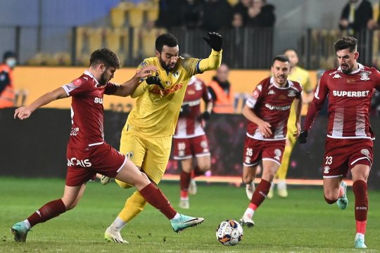 Petrolul - Rapid 0-0. Derby încins, terminat fără goluri pe Ilie Oană