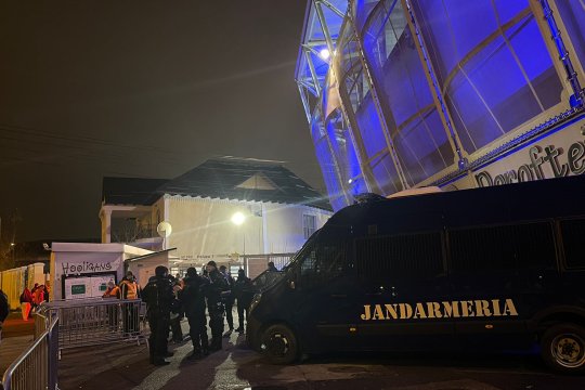Cum au fost primiți suporterii Rapidului în momentul sosirii la stadionul Ilie Oană. Petrolul va fi încurajată de galeriile altor patru echipe împotriva rivalilor