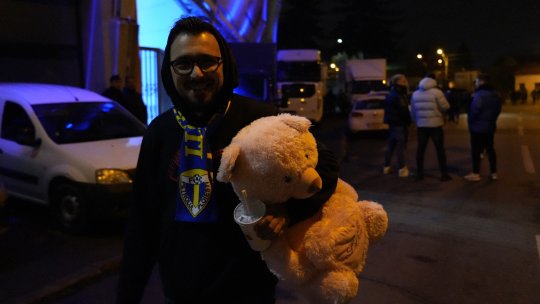 Imaginile serii la ”Primvs Derby”! Petrolul a cerut jucării de pluș, doi fani au uimit tot stadionul :)