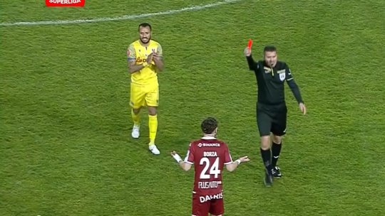 Rapid a început cum nu se putea mai rău ”Primvs Derby”! Andrei Borza, eliminat pentru o intrare dură asupra lui Ismael Diomande