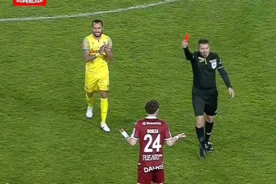 Rapid a început cum nu se putea mai rău ”Primvs Derby”! Andrei Borza, eliminat pentru o intrare dură asupra lui Ismael Diomande