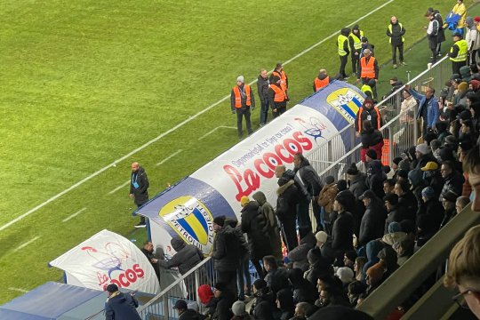 Scandal în tribune, deasupra băncii Rapidului, la ”Primvs Derby”! Fanii Petrolului au vrut să sară la giuleșteni. Ce s-a întâmplat