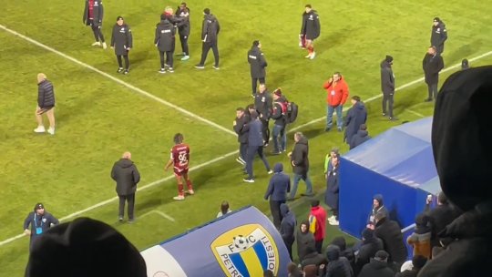 Imagini incredibile! Pîrvu și Bergodi și-au ieșit din minți și au vrut să sară la bătaie la finalul ”Primvs Derby”! Cei doi au fost ”imobilizați” de membrii staffurilor. Ce i-a deranjat