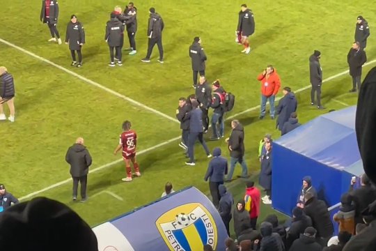 Imagini incredibile! Pîrvu și Bergodi și-au ieșit din minți și au vrut să sară la bătaie la finalul ”Primvs Derby”! Cei doi au fost ”imobilizați” de membrii staffurilor. Ce i-a deranjat