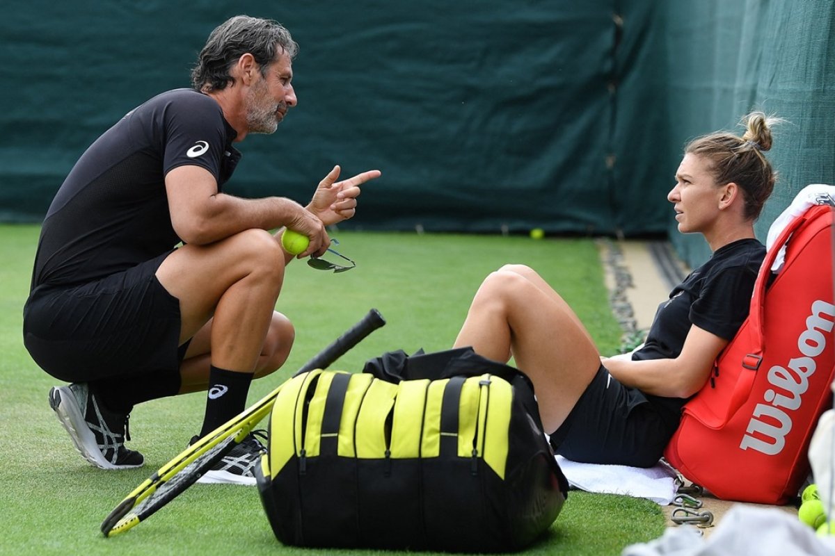 Legendara Chris Evert a arătat cu degetul și înspre Mouratoglou în cazul de dopaj al Simonei Halep