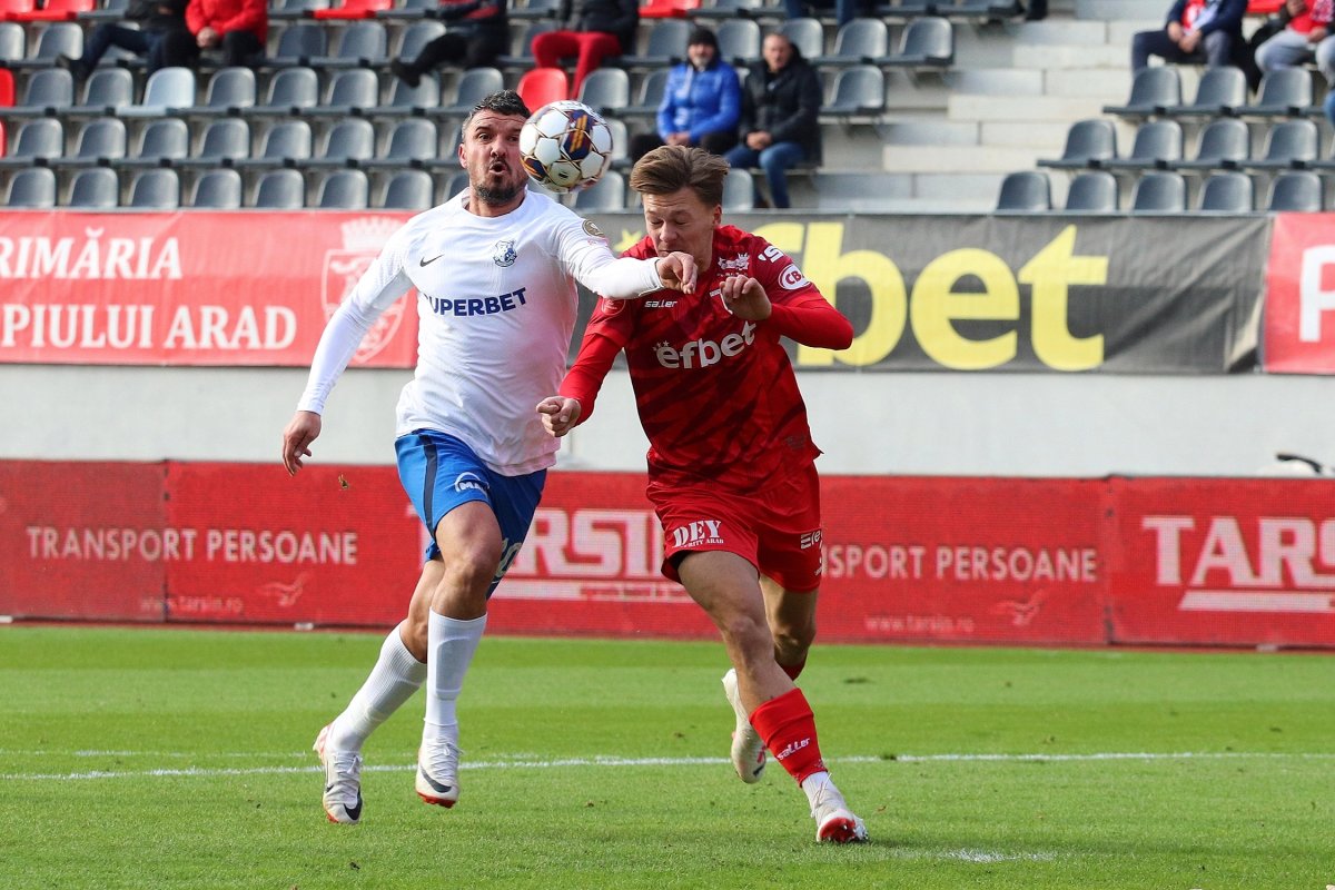 Constantin Budescu (Farul, stânga) și Marko Stolnik în meciul de fotbal dintre UTA Arad și Farul Constanța, Superliga Superbet, Stadionul municipal din Sibiu, 16 decembrie 2023