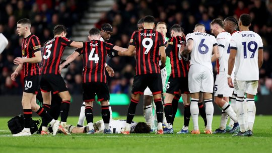 Momente de coșmar în Premier League. Căpitanul lui Luton s-a prăbușit în timpul meciului cu Bournemouth. Care este starea sa de sănătate
