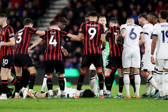 Momente de coșmar în Premier League. Căpitanul lui Luton s-a prăbușit în timpul meciului cu Bournemouth. Care este starea sa de sănătate