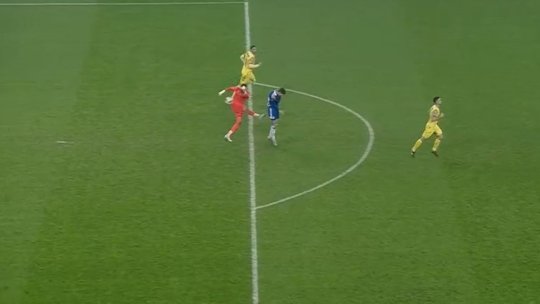 Momente halucinante la FCU Craiova - Petrolul: gol cum rar se vede! Reacția arbitrului spune totul: ”Ce să fac?!”