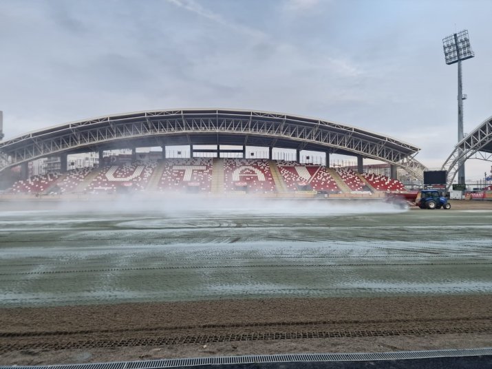 Gazonul stadionului din Arad a fost înlocuit în acest final de an