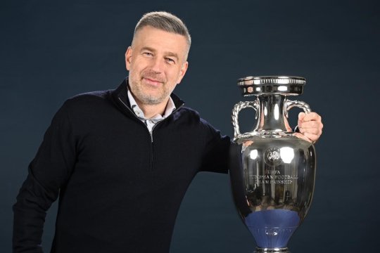 Imaginea care face cât o mie de cuvinte! Edi Iordănescu a pus mâna pe trofeul la care visează toți românii