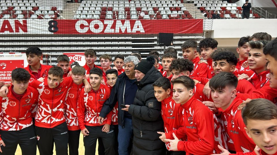 Toți copiii de la Dinamo au dorit să se fotografieze cu Mircea Lucescu