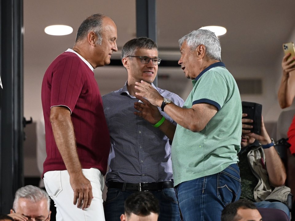 Dan Șucu (stânga) și Mircea Lucescu (dreapta) în tribună la meciul de fotbal dintre Rapid și Petrolul, Superliga Superbet, Superbet Giulesti Arena din București, 13 august 2023