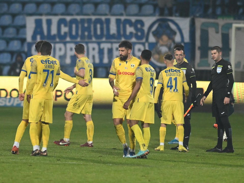 Fotbaliștii ploieșteni, printre care și Paul Papp, părăsesc triști terenul dupa meciul de fotbal Farul Constanta - Petrolul Ploiesti 3-1, Superliga Superbet, Stadionul central al Academiei Gheorghe Hagi din Ovidiu, 10 decembrie 2023