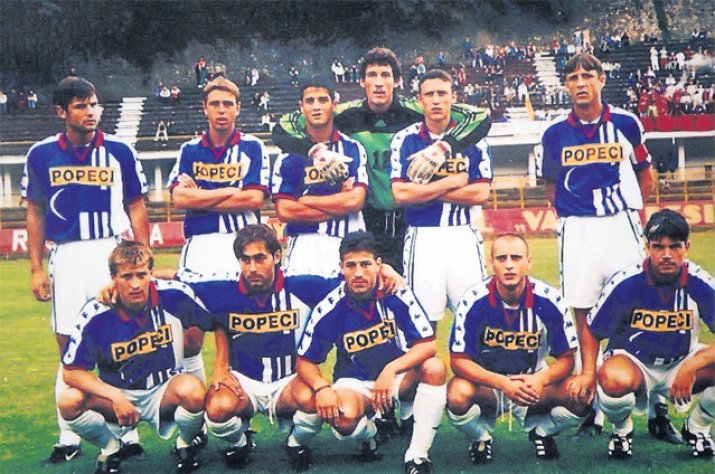 Un prim 11 al Universității din sezonul '98-'99. Căpitan era Săndoi, Chivu un star în plină ascensiune