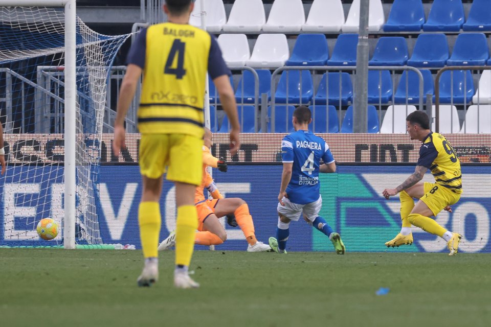Momentul în care Dennis Man punctează pentru Parma în deplasarea de la Brescia