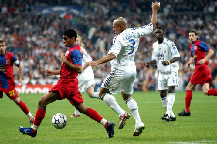 În duel cu uriașul Roberto Carlos, în celebrul meci cu Real Madrid de pe Santiago Bernabeu