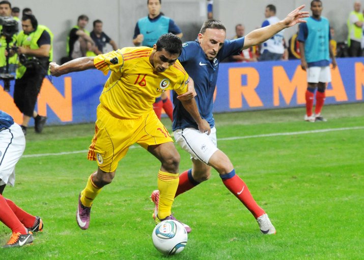 Cu naționala (aici în luptă cu Ribery), Nicoliță are o participare la un turneu final, Euro 2008