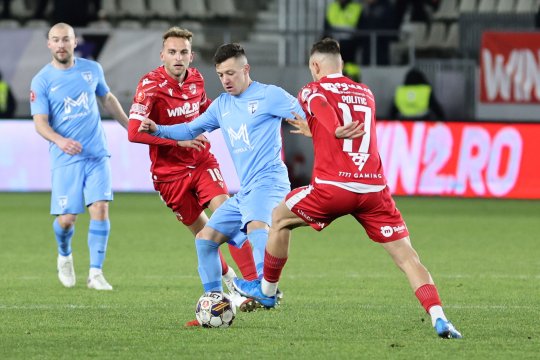 6 detalii de la Dinamo - Voluntari: ”Centralului” Moroiță i s-a stricat aparatura + fotbalistul care a părăsit partida în cârje. FOTO
