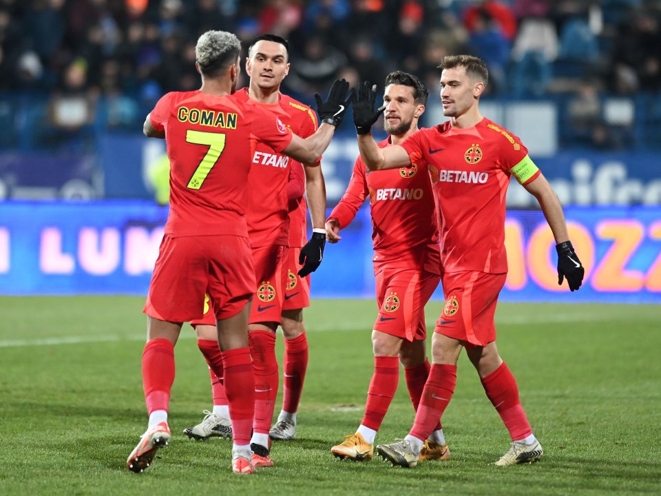 Florinel Coman, Adrian Șut, Alexandru Baluta și Darius Olaru (de la stânga la dreapta) de bucură după un gol marcat în meciul Politehnica Iasi - FCSB 1-3, Superliga Superbet, Stadionul ”Emil Alexandrescu” din Iași, 19 decembrie 2023