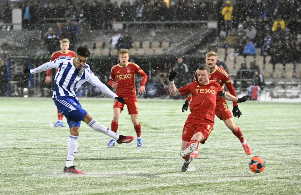 Soiri, în stânga, în meicul jucat de HJK Helsinki împotriva lui Aberdeen în grupe Conference League