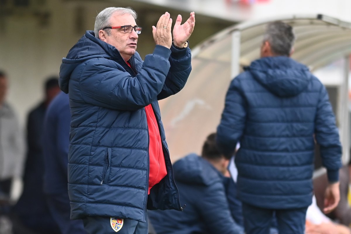 Mihai Stoichiță aplaudă o acțiune a ”tricolorilor” în meciul de fotbal dintre România U17 și Norvegia U17, contând pentru Turneul de calificare la Campionatul European 2024, desfășurat la Centrul Național de Fotbal de la Buftea, 15 noiembrie 2023