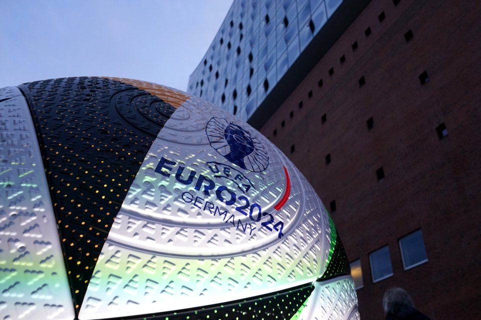 Statuie reprezentând mingea oficială de la EURO 2024 cu logoul competiției