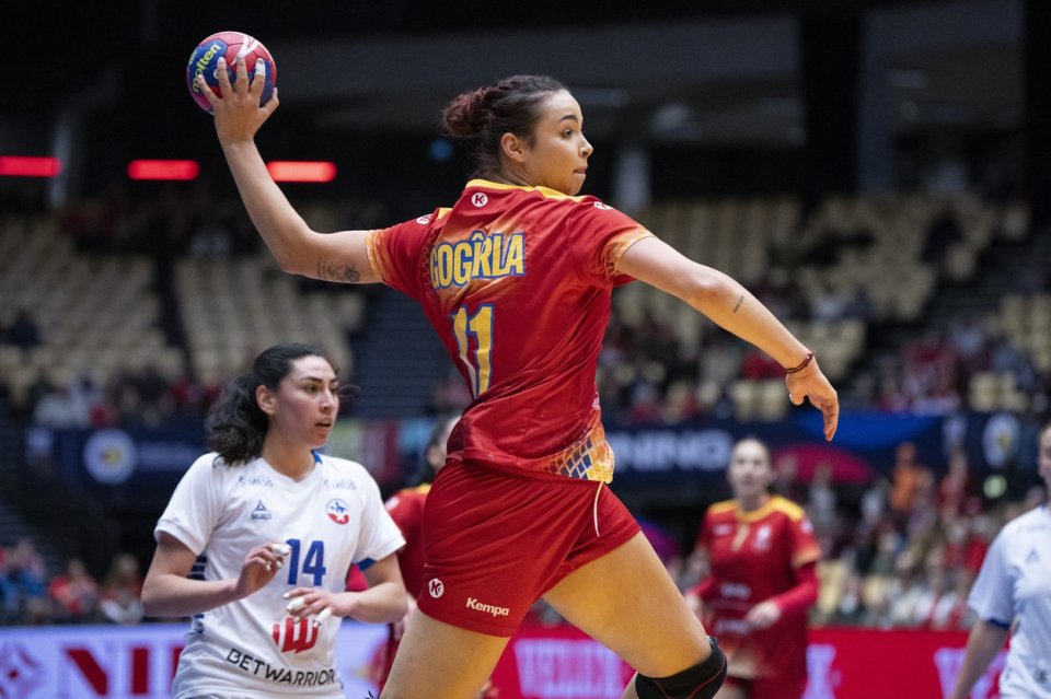 Interul dreapta al României, Alicia Gogirla (dreapta), și pivotul echipei Chile, Catalina Moreno Cordova, Romania - Chile 44-19, Grupa E, Campionatul Mondial de Handbal Feminin 2023, Herning, Denmarca, 1 decembrie 2023