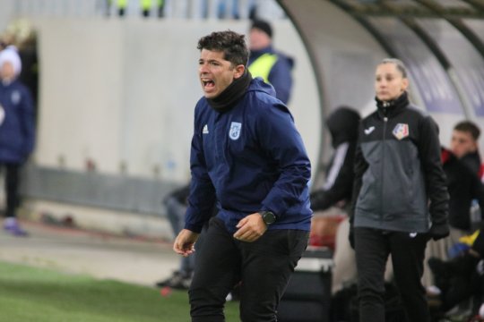 Giovanni Costantino a cedat nervos după eșecul cu U Cluj: ”Nu e posibil! Toată lumea a văzut”. Mesajul antrenorului către fanii lui FCU Craiova