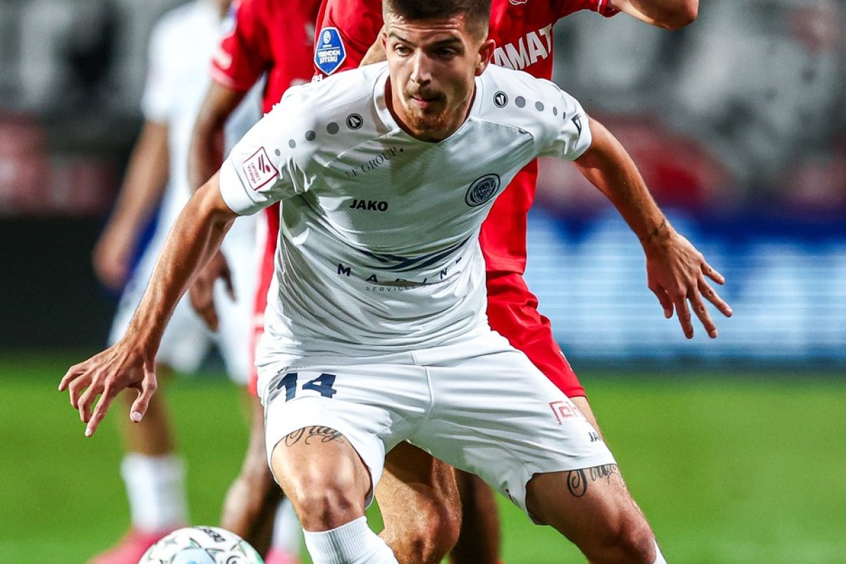Hrvoje Babec, în alb, în duel cu Ricky van Wolfswinkel, calificări UEFA Conference League, FC Twente - FC Riga, Stadion ”De Grolsch Veste” din Enschede, Țările de Jos, 10 august 2023