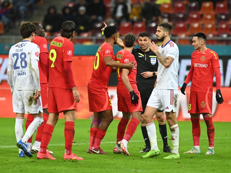 Arbitrul central Marcel Bîrsan discuta cu Florinel Coman în meciul de fotbal  FCSB - Oțelul Galați 0-2, Superliga Superbet, Arena Națională din București, 3 decembrie 2023