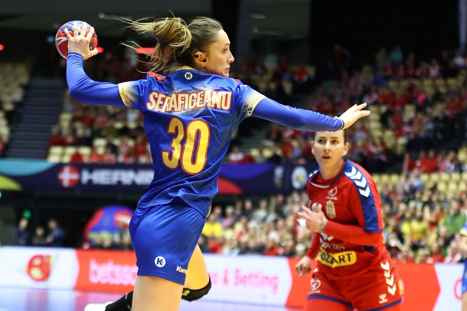 Sonia Seraficeanu în meciul de handbal Romania - Serbia 37-28, contând pentru IHF WOMEN'S WORLD CHAMPIONSHIP 2023, Sala polivalentă ”Jyske Bank Boxen” din Herning, Danemarca, 3 decembrie 2023