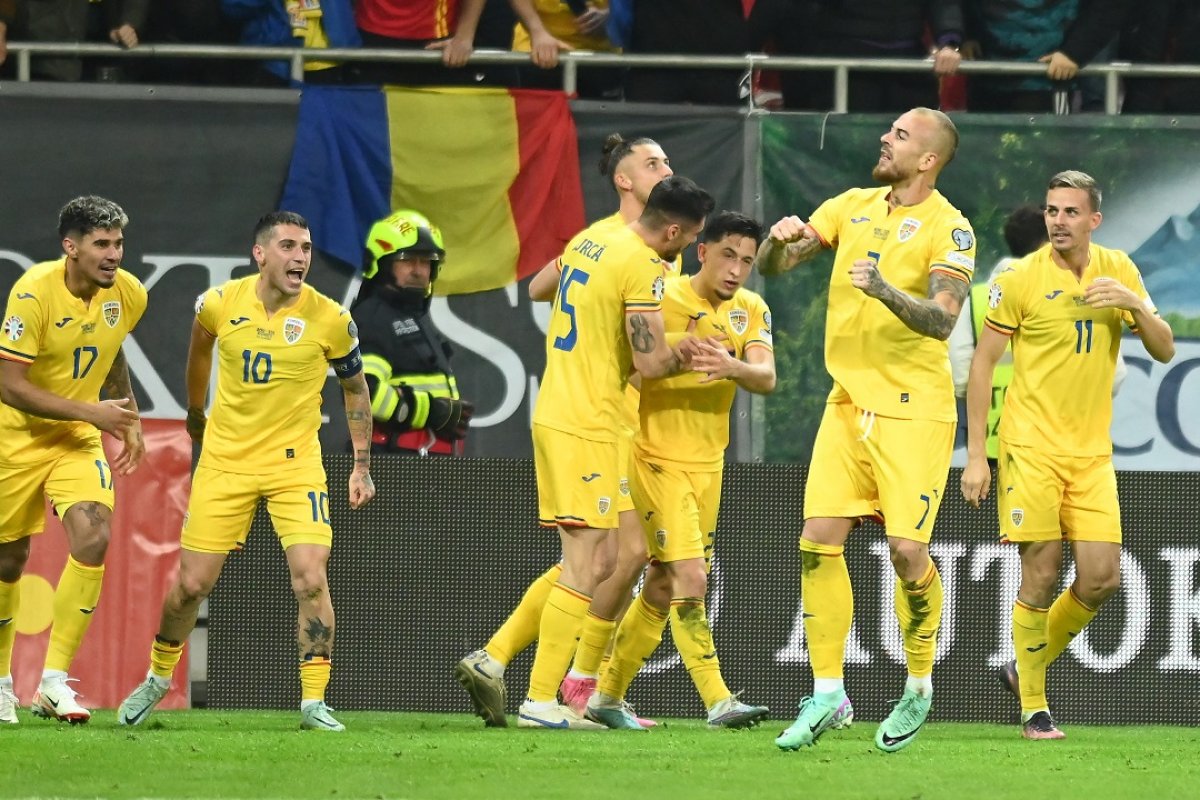 Jucătorii României, sărbătorind golul cu Elveția