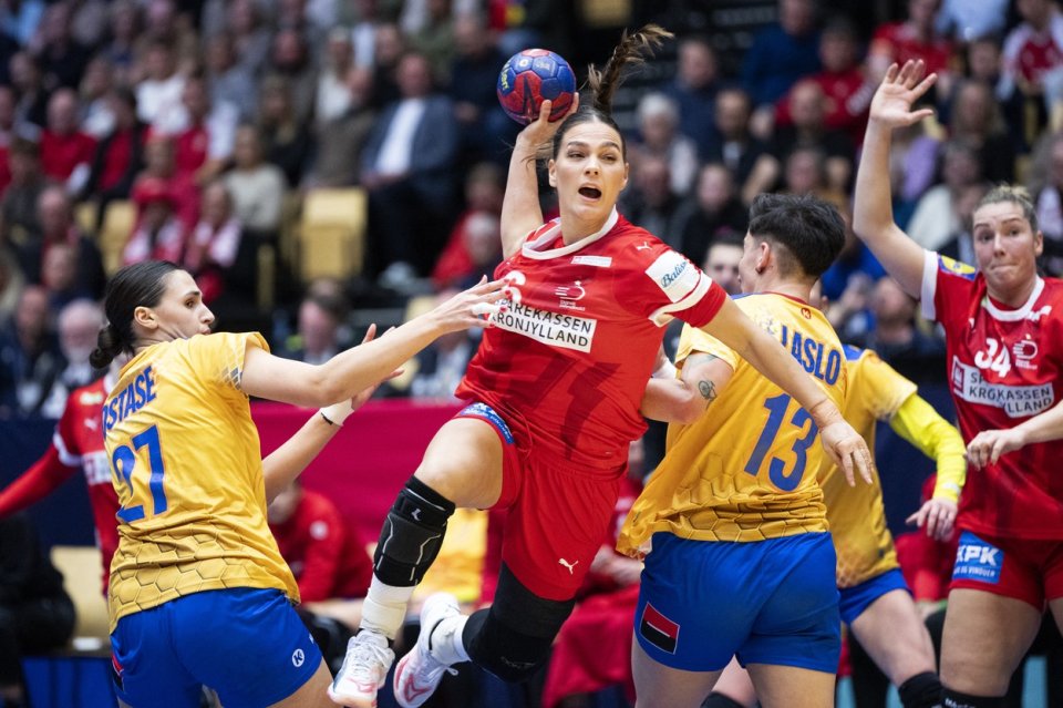 Lorena Ostase (stânga), Helena Elver Hagesoe (centru) și Cristina Laszlo, Danemarca - România 39-23,  Grupa E, Campionatul Mondial de Handbal Feminin 2023, Herning, Danemarca, 5 decembrie 2023.