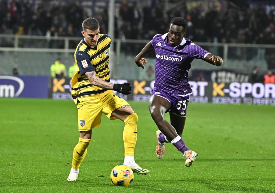 Valentin Mihaila (stânga) în acțiune contra lui Michael Kayode (dreapta) în meciul Fiorentina - Parma din ”optimile” Cuei Italiei, Stadionul ”Artemio Franchi” din Florența, Italia, 6 decembrie 2023.