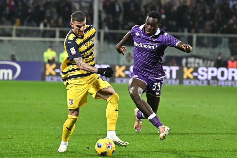 Valentin Mihaila (stânga) în acțiune contra lui Michael Kayode (dreapta) în meciul Fiorentina - Parma din ”optimile” Cuei Italiei, Stadionul ”Artemio Franchi” din Florența, Italia, 6 decembrie 2023.