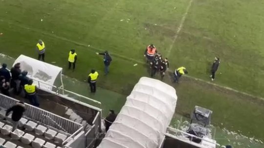 Nimeni nu a scăpat de furia suporterilor lui Dinamo după eliminarea din Cupa României. Arbitrul Găman și jucătorii Oțelului, "atacați" de fani