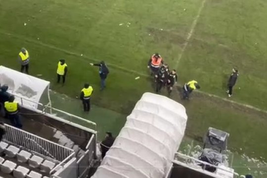 Nimeni nu a scăpat de furia suporterilor lui Dinamo după eliminarea din Cupa României. Arbitrul Găman și jucătorii Oțelului, "atacați" de fani