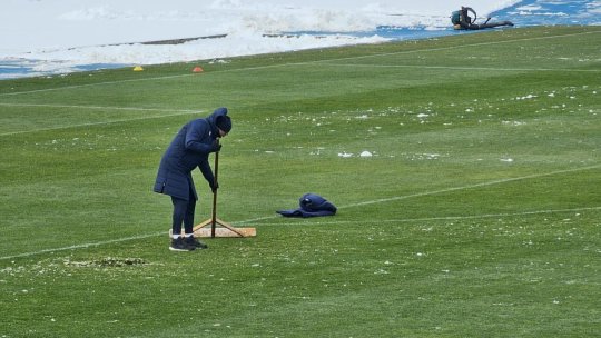 FOTO EXCLUSIV | Grozavu, la munca de jos! Cu câteva ore înaintea partidei cu UTA, antrenorul Politehnicii Iași a pus mâna pe lopată și a ajutat la curățarea de zăpadă a terenului din Copou