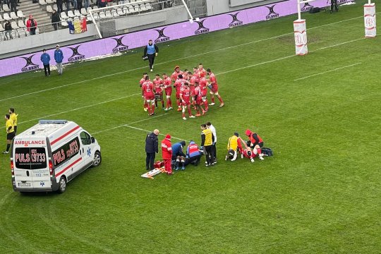 Imagini de coșmar la finala Ligii Naționale de Rugby! Un jucător a fost scos din teren cu guler cervical, după intervenția ambulanței