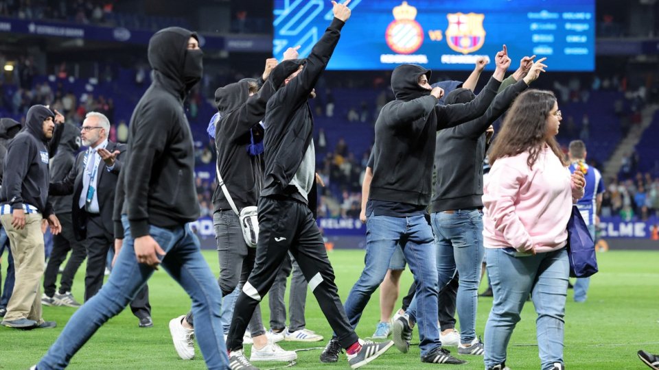 Incidente după Espanyol - Barcelona: Fanii gazdelor au invadat terenul și au întrerupt sărbătoarea catalanilor.