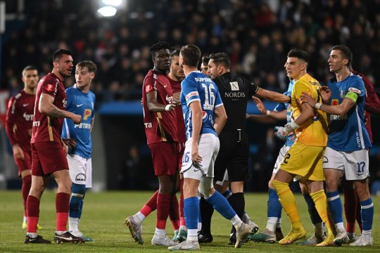În genunchi spre Europa. CFR Cluj s-a făcut de râs cu Farul, dar va juca barajul pentru Conference League cu FCU Craiova