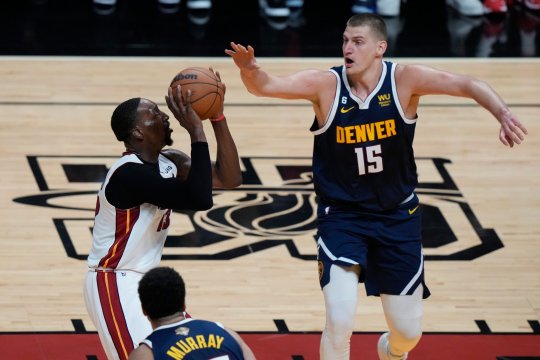 Denver Nuggets este la un singur "coș" de titlul NBA. Ar fi primul din istoria echipei conduse acum de Nikola Jokic