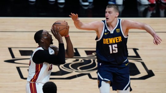 Denver Nuggets este la un singur "coș" de titlul NBA. Ar fi primul din istoria echipei conduse acum de Nikola Jokic