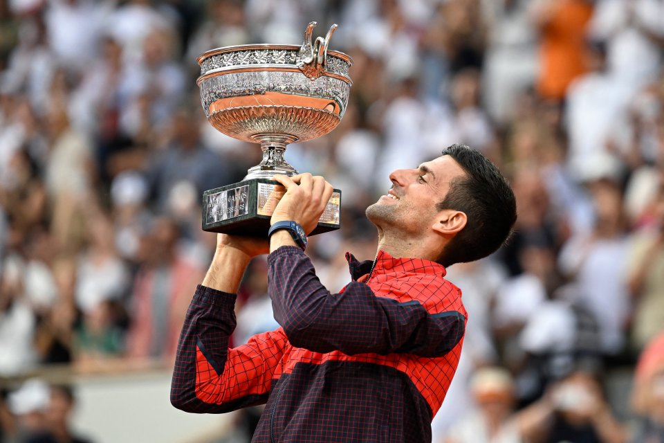 Novak Djokovic se bucură după victoria obținută în fața lui Casper Ruud, în finala turnelui de la Roland Garros