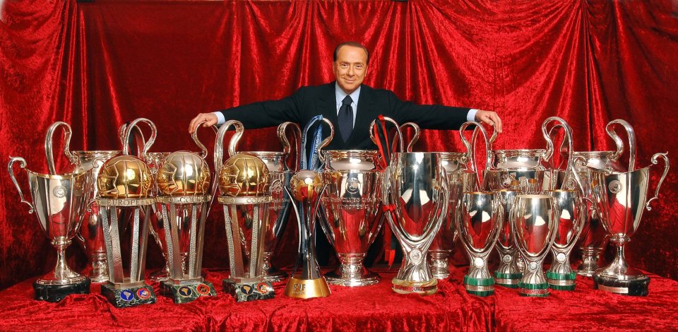 Silvio Berlusconi se fotografiază cu trofeele câștigate de Milan de-a lungul anilor în care a fost patronul echipei