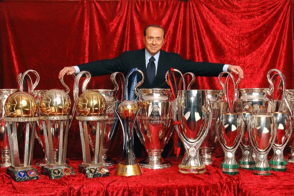 Silvio Berlusconi se fotografiază cu trofeele câștigate de Milan de-a lungul anilor în care a fost patronul echipei