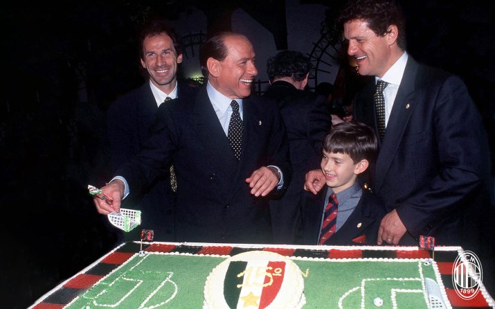 Silvio Berlusconi, centru, alături de Fabio Capello, dreapta, și Franco Baresi, stânga