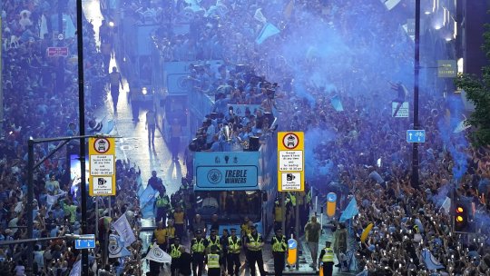 VIDEO | Nebunie în Manchester! City a sărbătorit ”tripla” alături de suporteri. Imagini fabuloase de la parada ”cetățenilor”