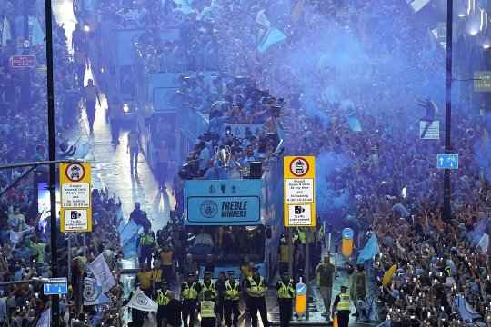 VIDEO | Nebunie în Manchester! City a sărbătorit ”tripla” alături de suporteri. Imagini fabuloase de la parada ”cetățenilor”